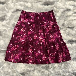 100% Silk Skirt. Pretty, flow-y and floral skirt in EUC.